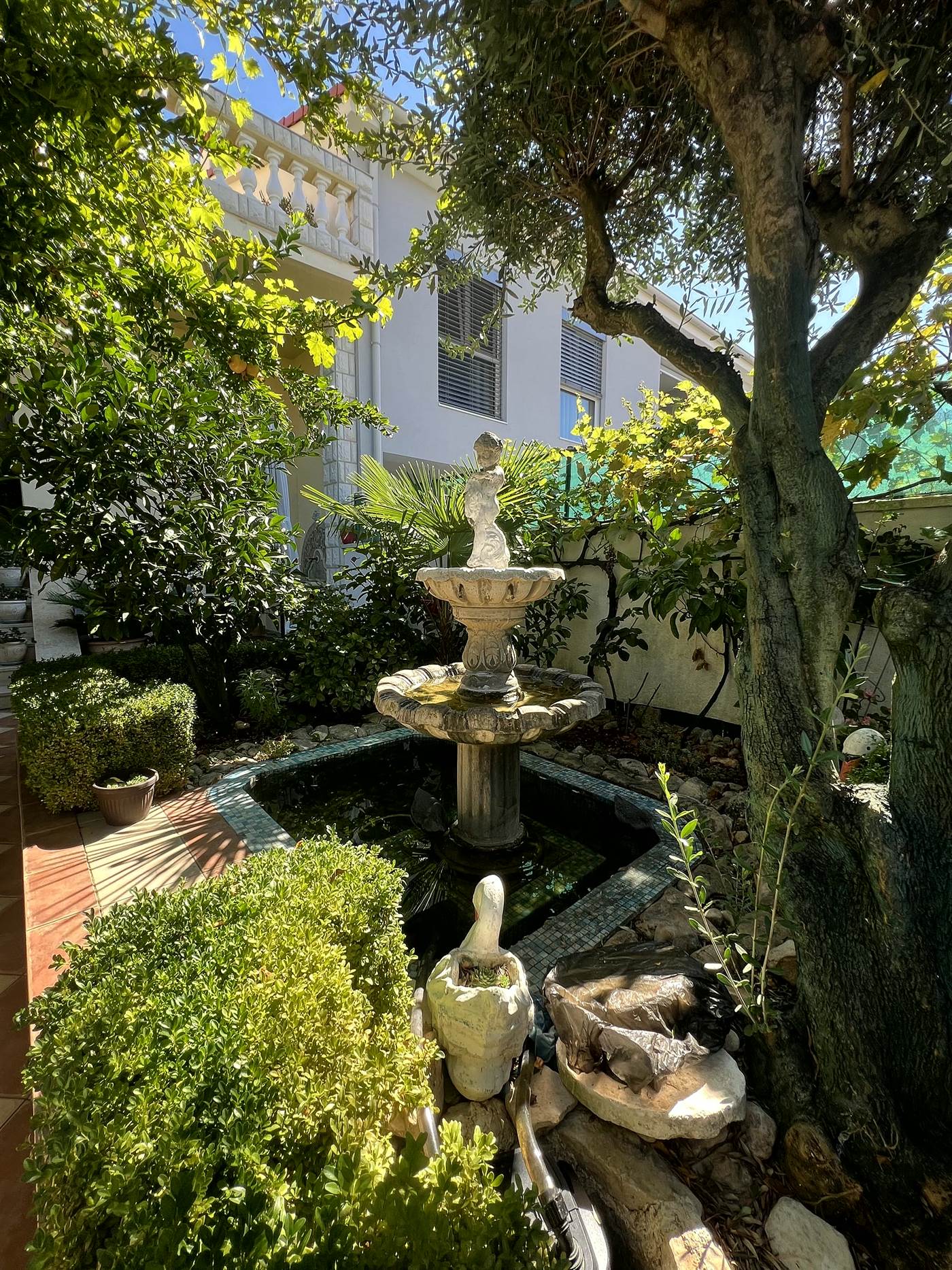 Villa Nada — fontana u vrtu